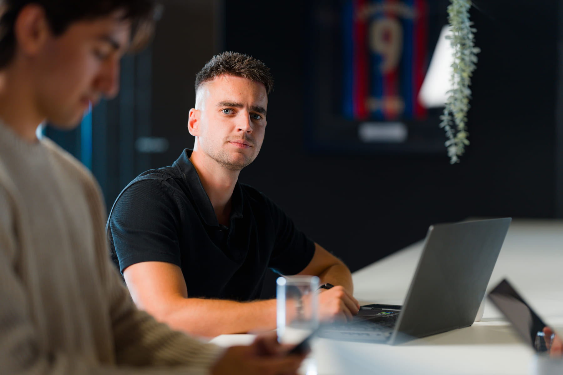 Collega van Merkbouwer geconcentreerd aan het werk achter zijn laptop
